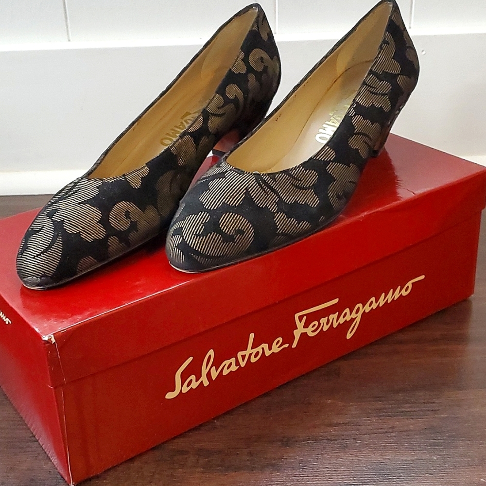 Salvatore Ferragamo Made in Italy Black Gold Low Heels Size 7B